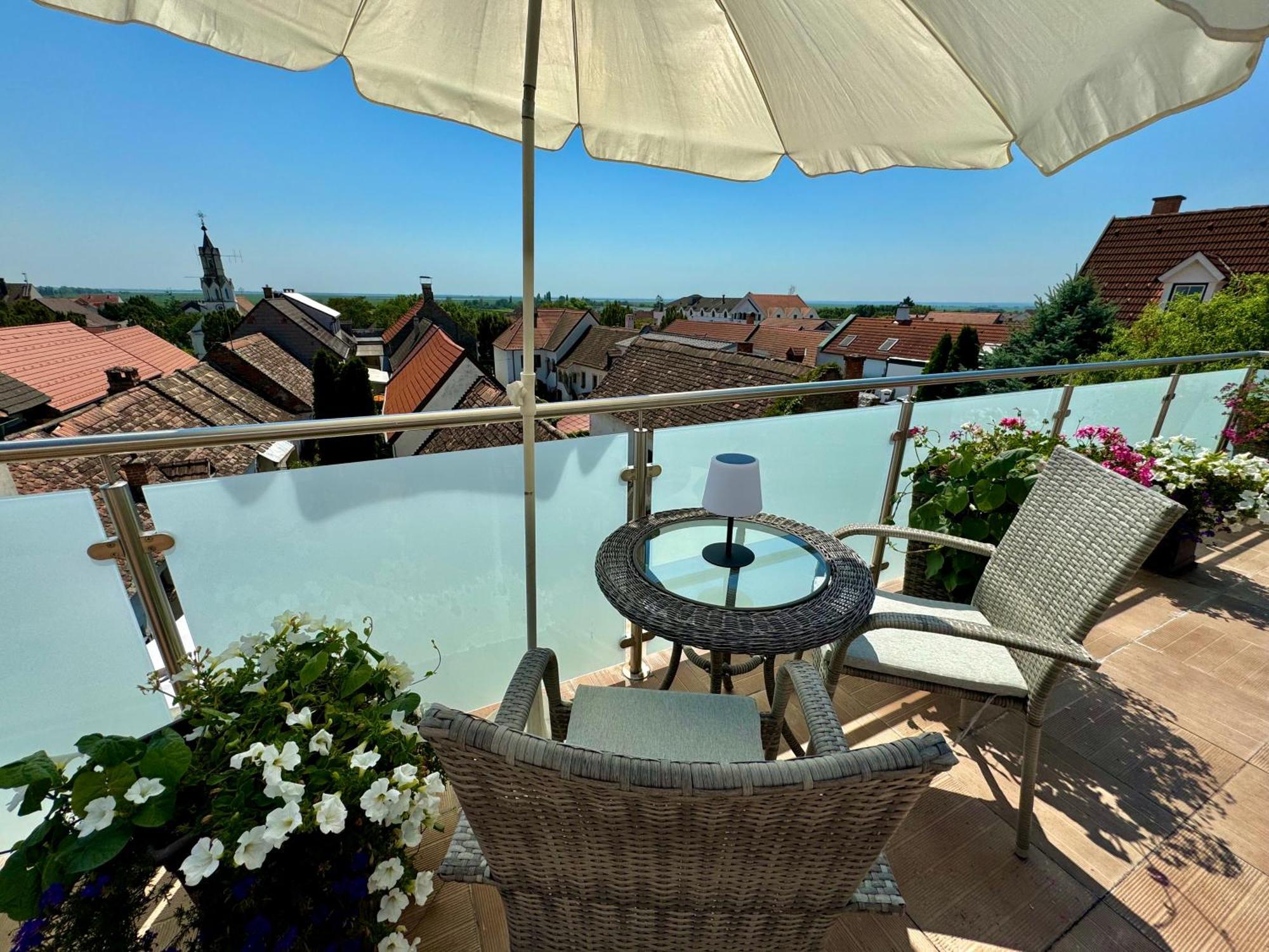 Pension Seeblick Moerbisch Am See Exterior photo